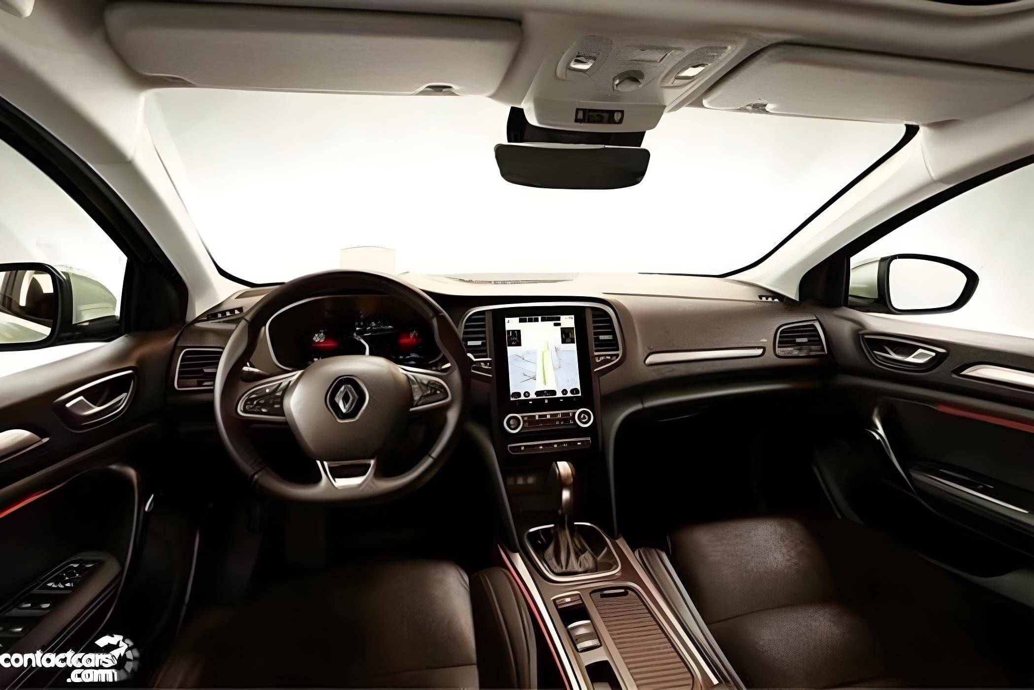 Renault Megane интерьер с современной мультимедийной системой и эргономичным управлением, демонстрирующий функциональность автомобиля.