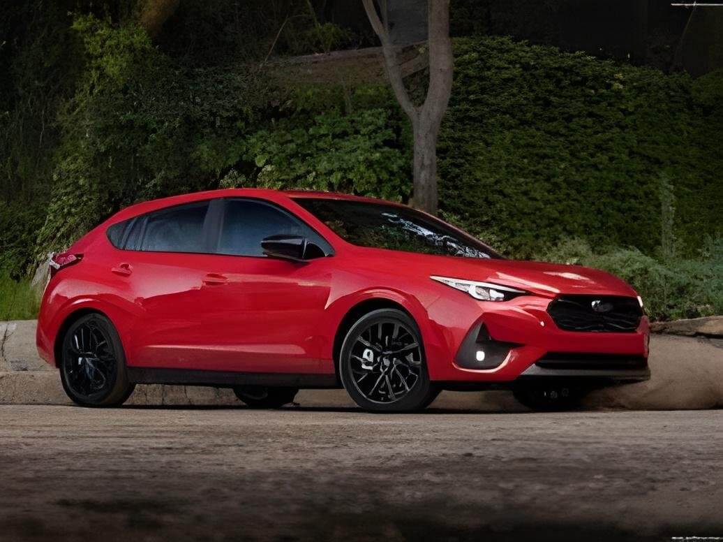 Subaru Impreza полный привод в красном цвете на фоне природного ландшафта, демонстрирующий современный дизайн и надежность.