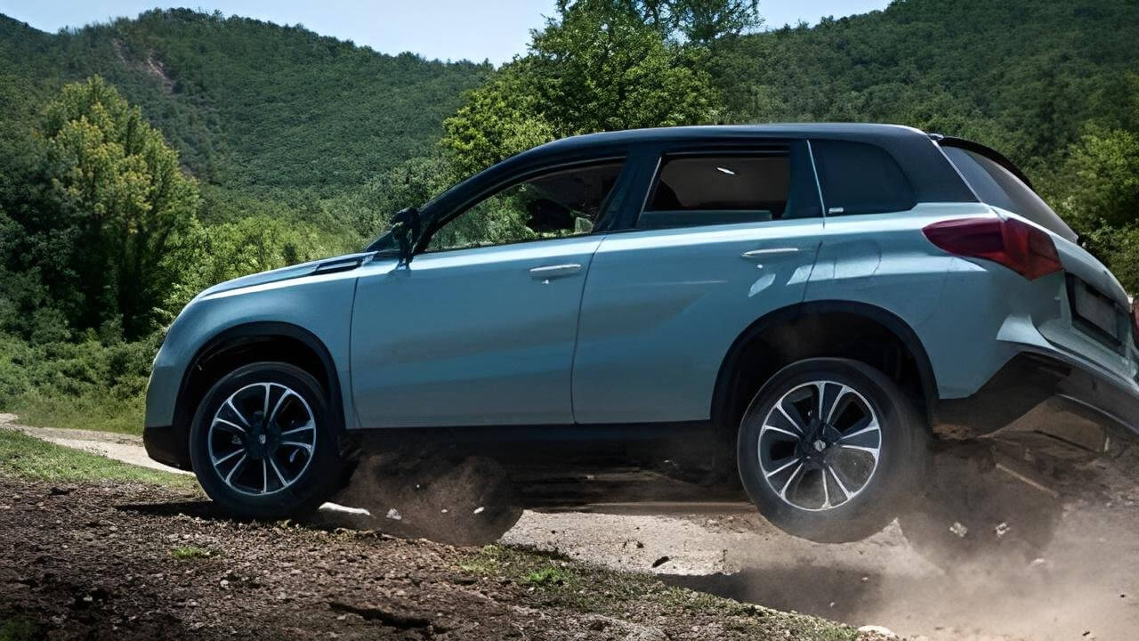 Светло-голубой Suzuki Vitara — компактный кроссовер на грунтовой дороге.