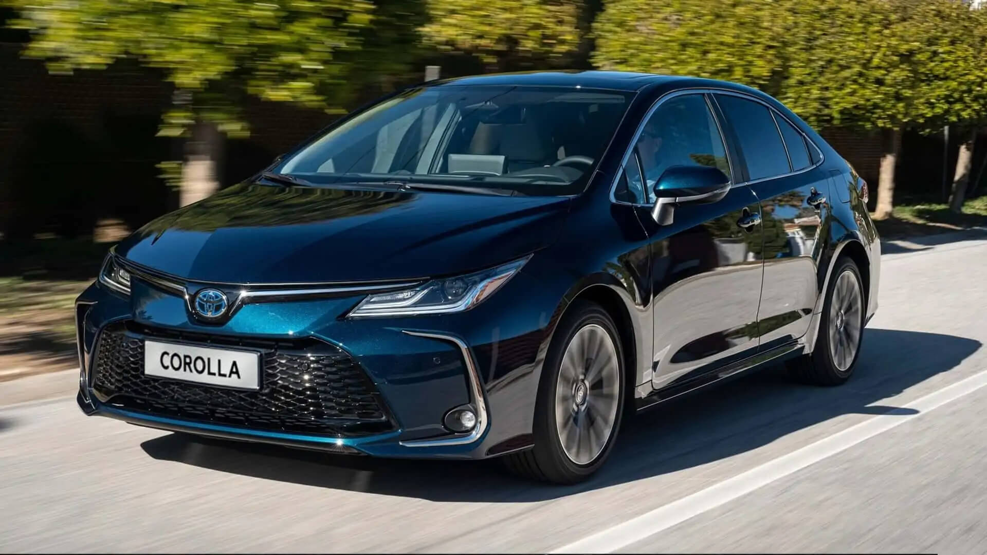 Синяя Toyota Corolla на дороге