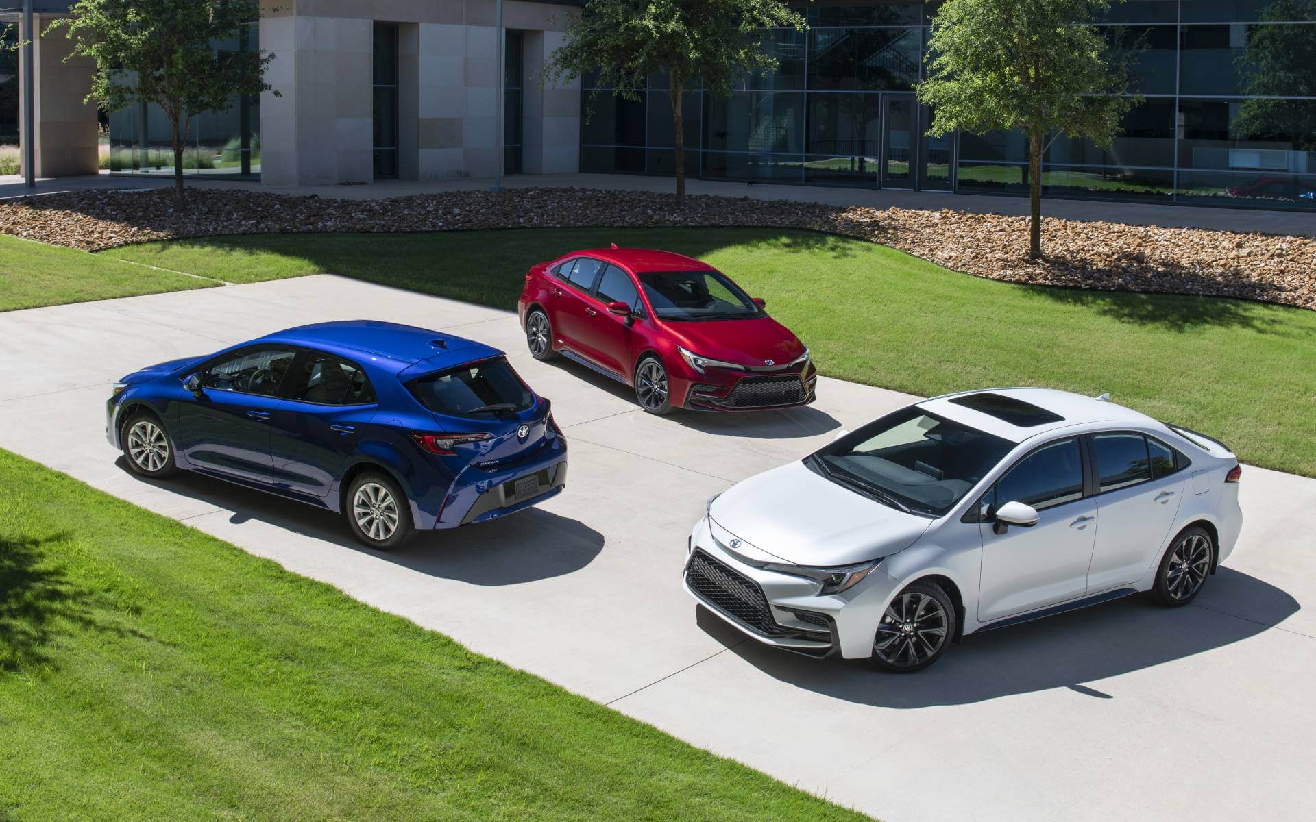 Toyota Corolla против LADA Vesta NG: Японская надежность против отечественной доступности