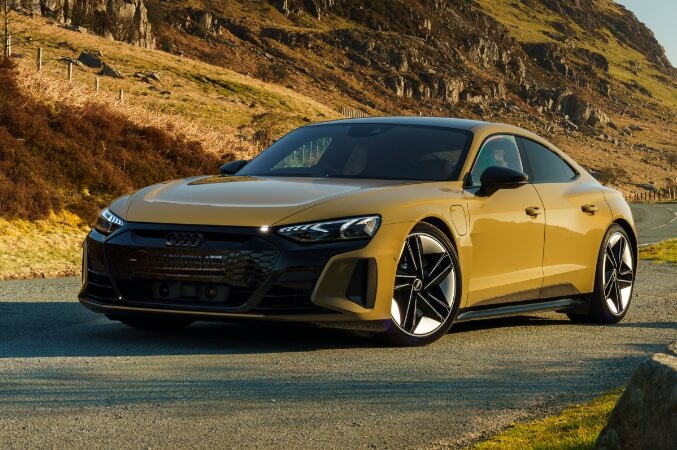 Золотистый Audi e-tron GT — влияние дизайна автомобиля на популярность.