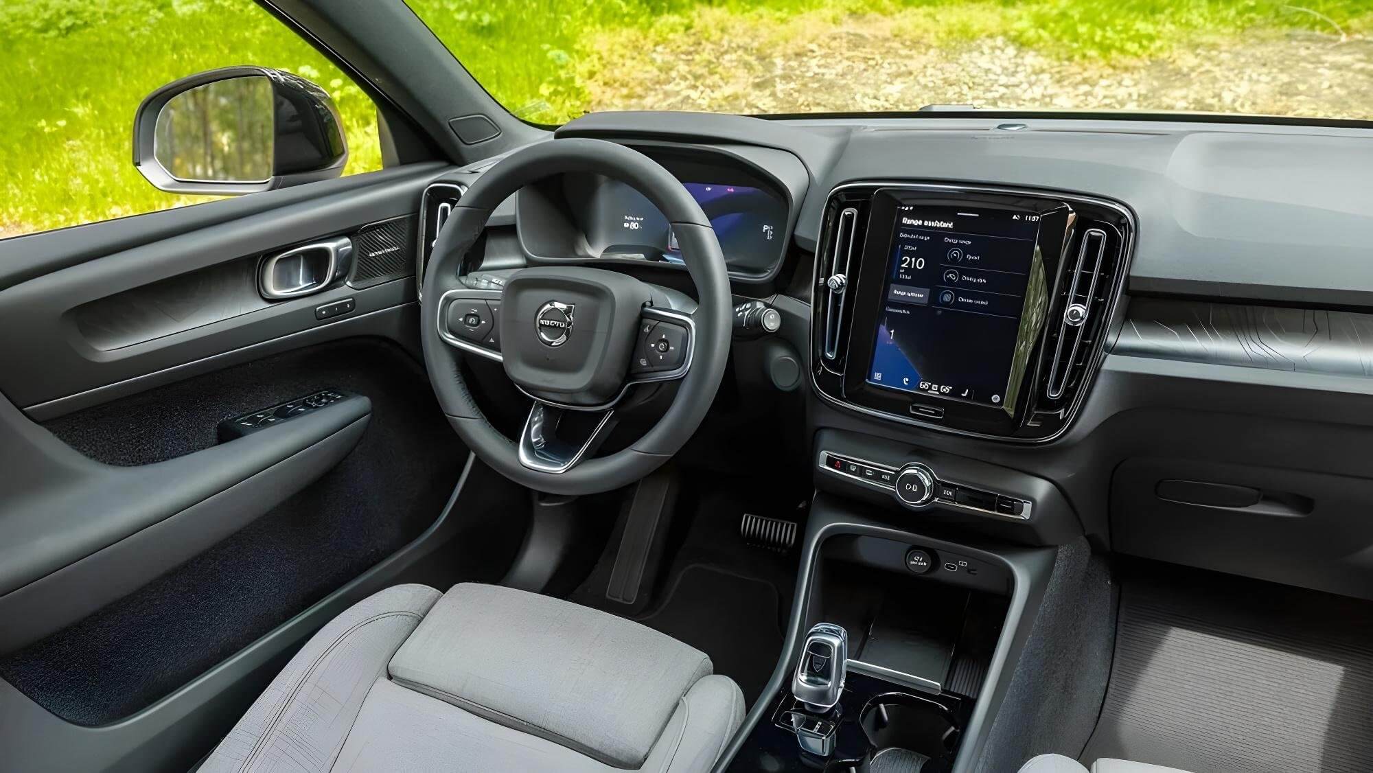 Салон Volvo XC40 2025 с цифровым экраном и экологичной отделкой.